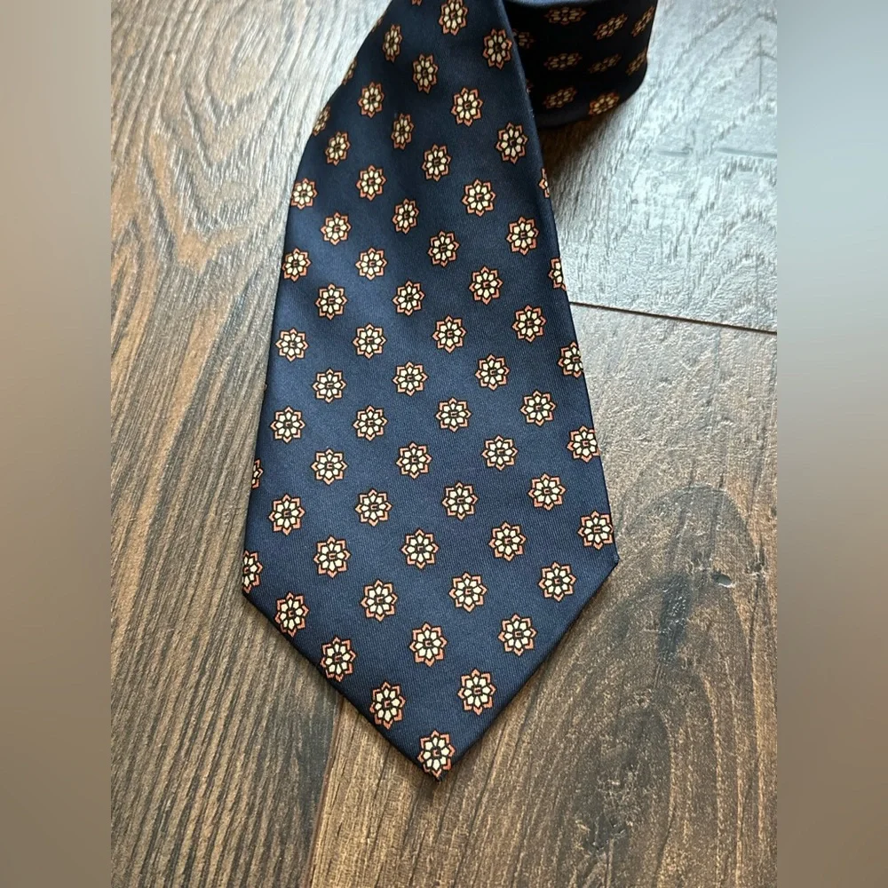 Vintage Gucci Wide Silk Tie 4.5” Navy Floral Medallion Made in Italy